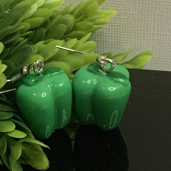 Green Pepper Earring, Funny Food Earring, Gift Idea, Food Jewelry, Chef Earring - Picture 3 of 7